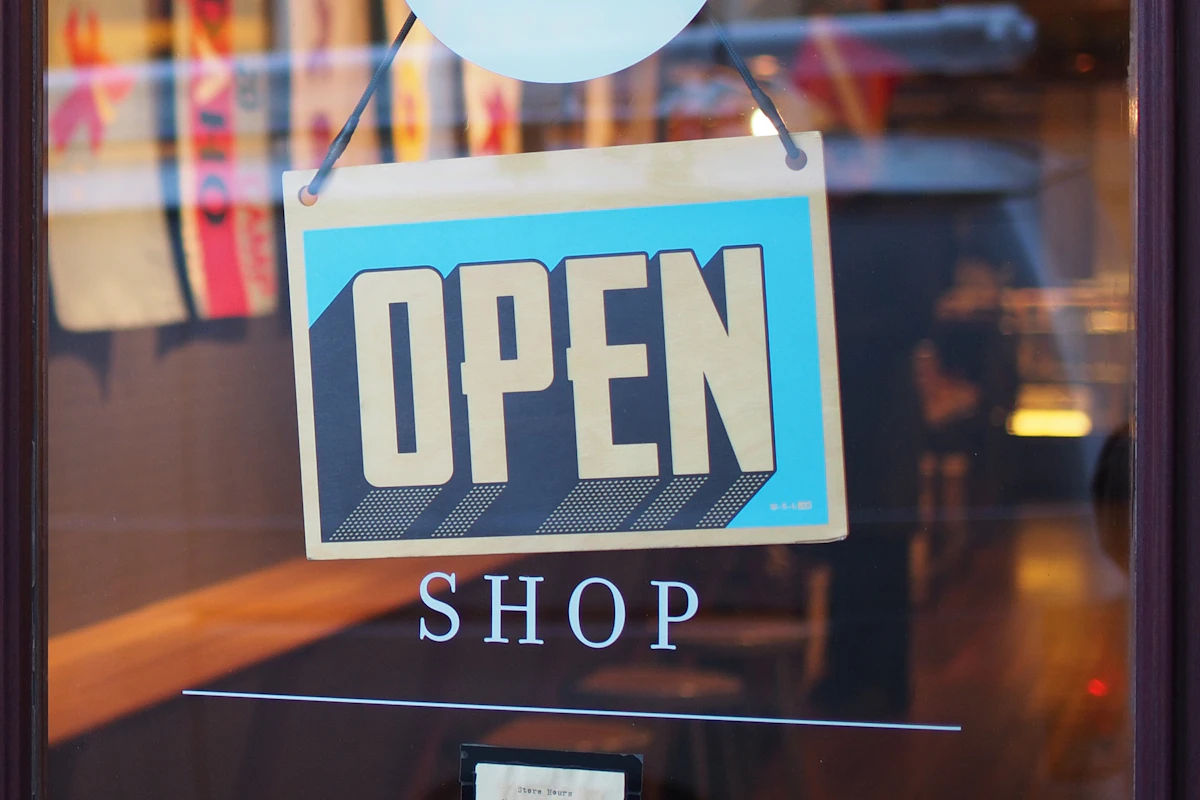 Enseigne commerciale ouverte représentant la visibilité locale d'un réseau franchise sur Google Maps