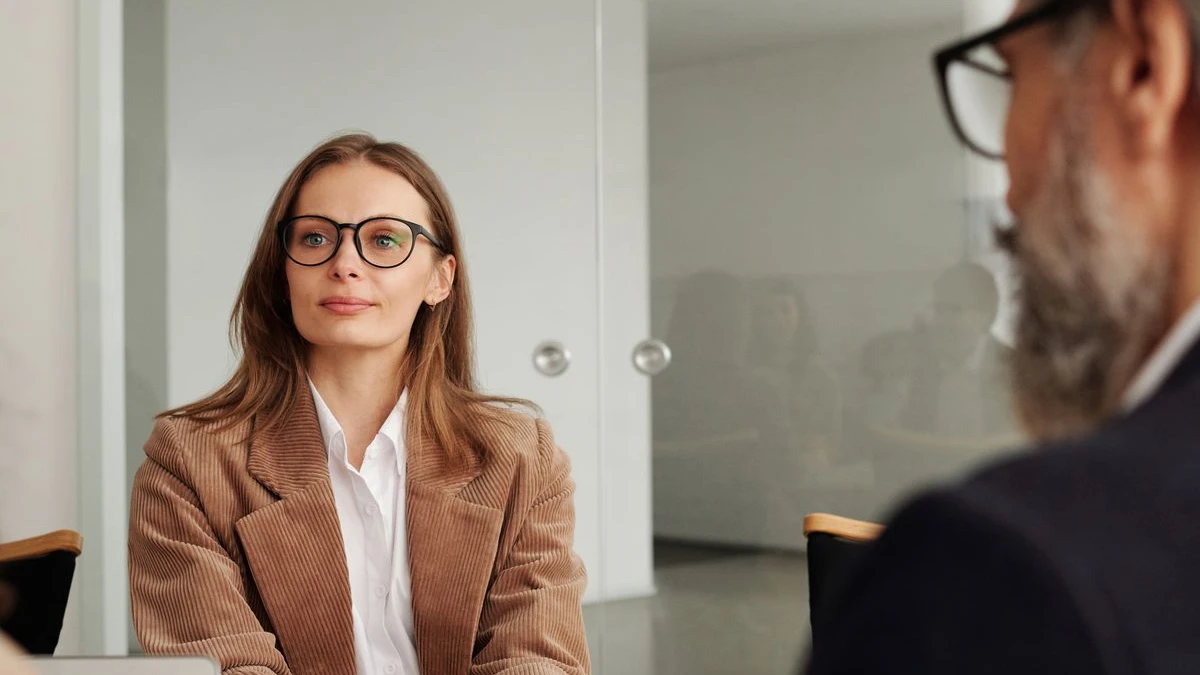Directeur marketing en entretien avec un consultant pour choisir un prestataire Google Business Profile