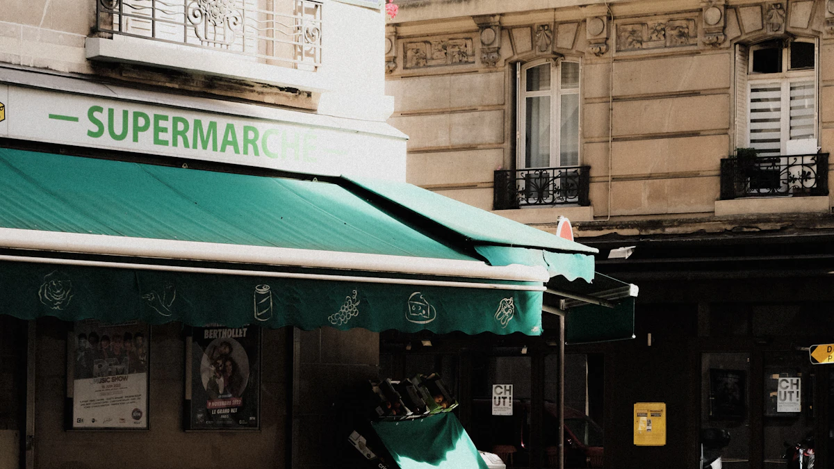 Devanture d'un supermarché de quartier avec son enseigne visible dans la rue