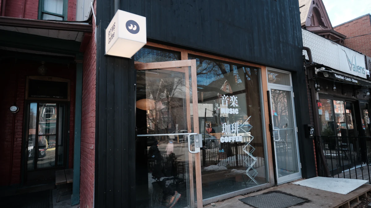 Vitrine de commerce local avec enseigne ouverte