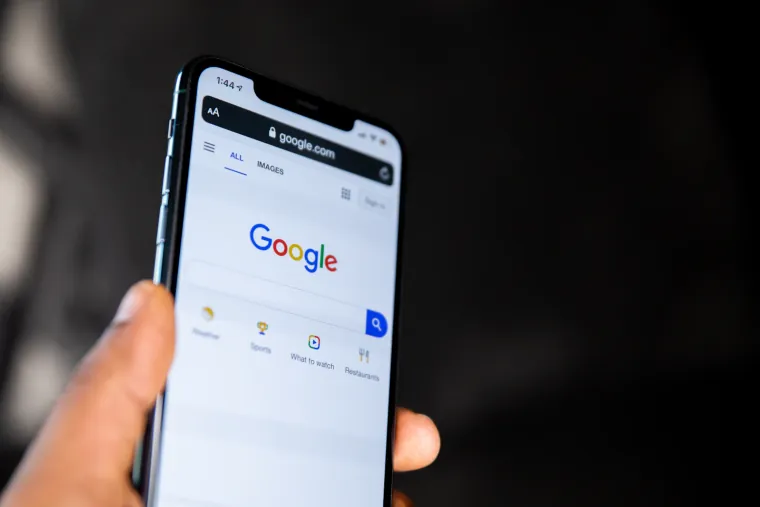 Smartphone affichant la page d'accueil du moteur de recherche Google