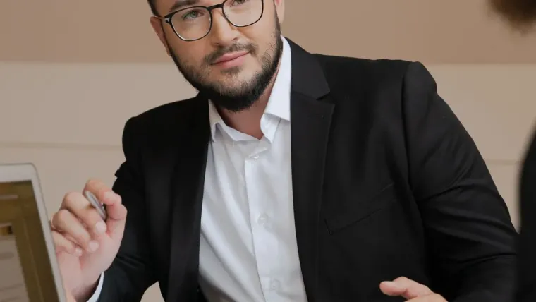Consultant expert Google My Business en réunion avec un artisan solopreneur