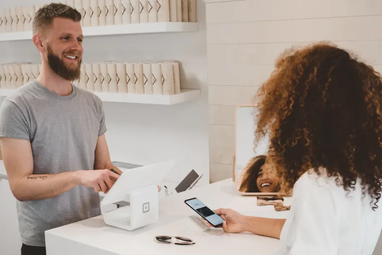 Directeur marketing de franchise délégant la gestion des fiches Google My Business à un prestataire