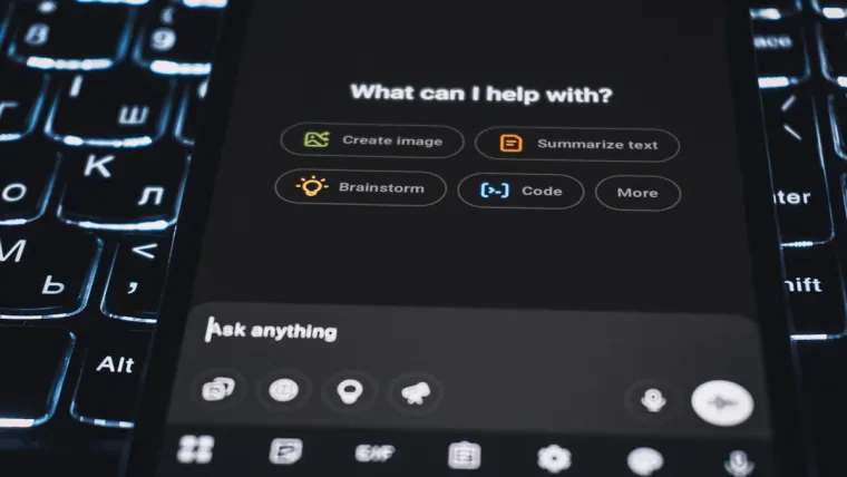 Interface d'assistant intelligent affichée sur un smartphone