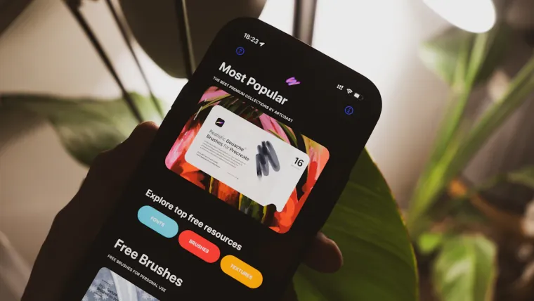 Personne consultant une réponse à un avis client sur son téléphone