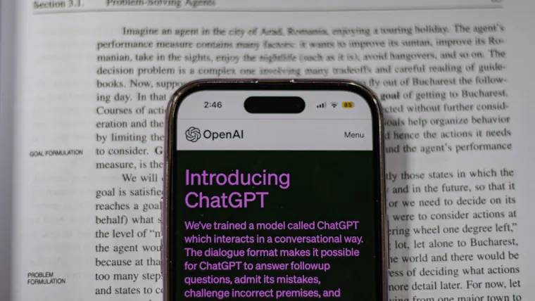 Téléphone posé sur un annuaire papier ouvert